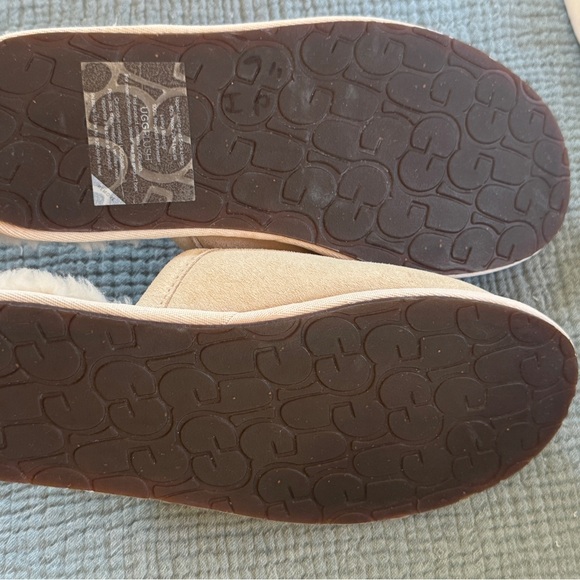 NWT- UGG Cream Scuff Slippers-Sheepskin Lined Footwear - Picture 4 of 4